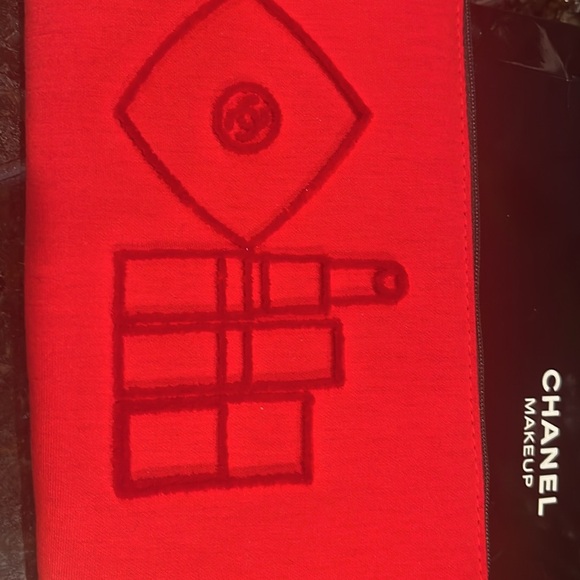 Chanel make-up satin lined. Never used. Raised velvet lettering.     Unique - Picture 5 of 7